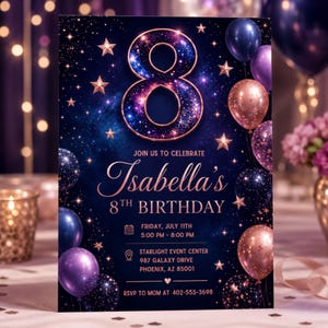 Könnte beinhalten: Eine rechteckige Geburtstagseinladungskarte mit dunkelblauem Galaxie-Hintergrund, einer großen Zahl 8, goldenen Sternen und Luftballons in Blau, Lila und Roségold. Der Text enthält Isabella's 8th Birthday, Freitag, 11. Juli, 17:00-20:00 Uhr, Starlight Event Center, 987 Galaxy Drive, Phoenix, AZ 85001, und RSVP an Mom unter 402-555-3698.