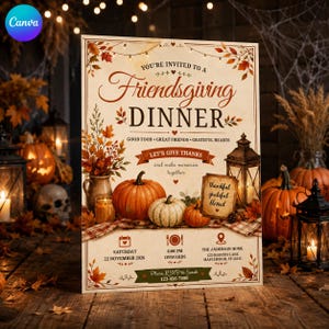 Könnte beinhalten: Eine rechteckige Einladungskarte für ein Friendsgiving-Dinner mit Herbstblättern, Kürbissen, einer Laterne und einer Kerze. Der Text lautet: You're invited to a Friendsgiving dinner, Good food, great friends, grateful hearts, Let's give thanks, Saturday 22 November 2026, 6:00 PM onwards, The Anderson Home, 123 Harvest Lane, Maplewood, 12345, und RSVP to Sarah 123-456-7890.