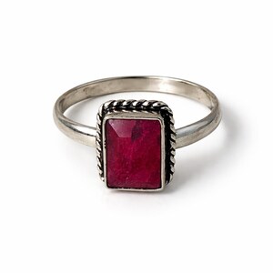 Anillo de rubí hecho a mano en plata de ley 925, anillo rectangular con gema de rubí, anillo minimalista estilo boho, joyería de piedra natal de julio, regalo para ella.