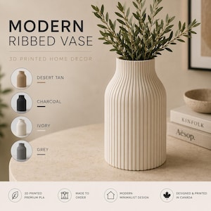 Puede incluir: Un jarrón acanalado de color marfil impreso en 3D con cuello estrecho y base ancha. El texto dice MODERN RIBBED VASE 3D PRINTED HOME DECOR. Las opciones de color incluyen desert tan, charcoal, ivory y grey. Características: PLA premium impreso en 3D, hecho bajo pedido, diseño moderno minimalista, diseñado e impreso en Canadá.