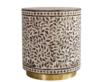 Luxe bijzettafel met beeninleg | Handgemaakte kruk met bloemenaccenten | Witte en bruine bijzettafel met inlegwerk | Boho woondecoratie meubels