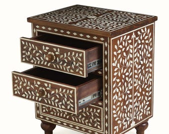 Comodino di lusso a 3 cassetti con intarsi in osso - Tavolino da letto in legno pregiato, realizzato a mano, con intagli floreali, elegante tavolino laterale di The Leo Artifacts