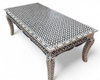 Exquisita mesa de centro rectangular con incrustaciones de hueso en blanco y negro, pieza central de arte real rajasthani hecha a mano por The Leo Artifacts.