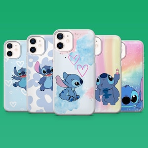 Peut inclure: Une collection de cinq coques de téléphone avec le personnage Stitch du film d'animation Lilo & Stitch. Chaque coque présente un design différent, avec Stitch dans diverses poses, des cœurs et des fonds aquarelles. Les coques sont transparentes avec des graphiques colorés.