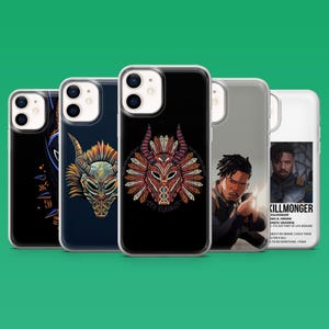 Könnte beinhalten: Fünf transparente Smartphone-Hüllen mit verschiedenen grafischen Designs. Die Motive umfassen stilisierte Stammesmasken in Rot, Orange und Gelb, eine Illustration einer Figur mit Dreadlocks sowie ein Männerporträt mit darunter stehendem Text.