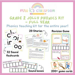 Może przedstawiać: Różowy zestaw edukacyjny dla klasy 2 Jolly Phonics, zawierający fiszki, opowiadania, pudełka dźwiękowe i karty do gry. Zestaw zawiera 32 fiszki dźwiękowe, 29 opowiadań i ponad 200 kart do gry. Zestaw przeznaczony do nauki fonetyki przez cały rok.
