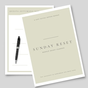 Può includere: Due pianificatori di carta con testo. Il primo pianificatore ha il testo "QUESTA SETTIMANA NON" in alto. Il secondo pianificatore ha il testo "SUNDAY RESET WEEKLY RESET PLANNER" e "A SOFT RITUAL BEFORE MONDAY". Una penna nera è sul primo pianificatore.