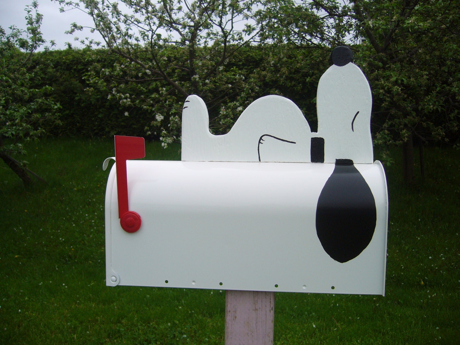 Novelty  mailboxes -  Snoopy  mailbox (white)