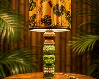 Handgemaakte Tiki tafellamp – Vintage tropische bardecoratie – Retro Polynesische sfeerlamp – Verlichting voor thuisbar