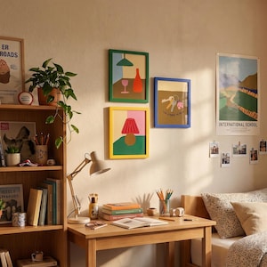 Puede incluir: Tres cuadros de pared con coloridas ilustraciones de una mesa, una lámpara y llaves, expuestos junto a una estantería de madera, un escritorio con lámpara y un póster con la etiqueta International School en una pared de color claro.