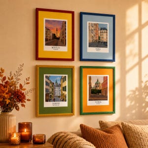Vintage Europese stadsdecoratie in een ingelijste set, kleurrijke lijst met bolvormige rand, kunstprint van een reisbestemming, eclectische maximalistische wanddecoratie voor in een galerijstijl.