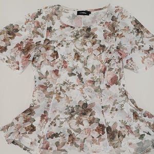 Floral coquette stye vintage blouse with flared silhouette. Y2K styling. Medium