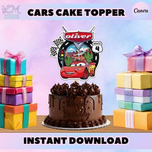 Peut inclure: Un gâteau au chocolat avec un glaçage sombre et le texte Happy Birthday, surmonté d'une décoration sur le thème Cars avec une voiture de course rouge, un feu de signalisation, des drapeaux à damier, des cactus et le nom Oliver.