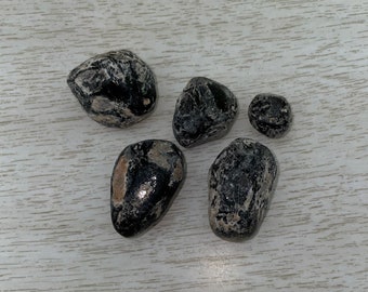 Lot de cinq larmes Apache en obsidienne