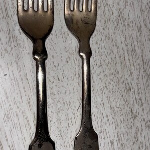 Ein Paar Silberblech-Gabeln von Holmes und Edward mit der Gravur “Mr and Mrs JB”