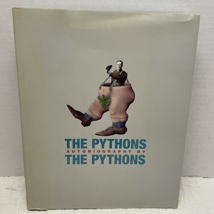 Op de afbeelding: Boekomslag met de titel "THE PYTHONS AUTOBIOGRAPHY BY THE PYTHONS" in turquoise tekst. De omslag toont een surrealistische illustratie van een persoon in een beenvormige container, die een hamer vasthoudt.