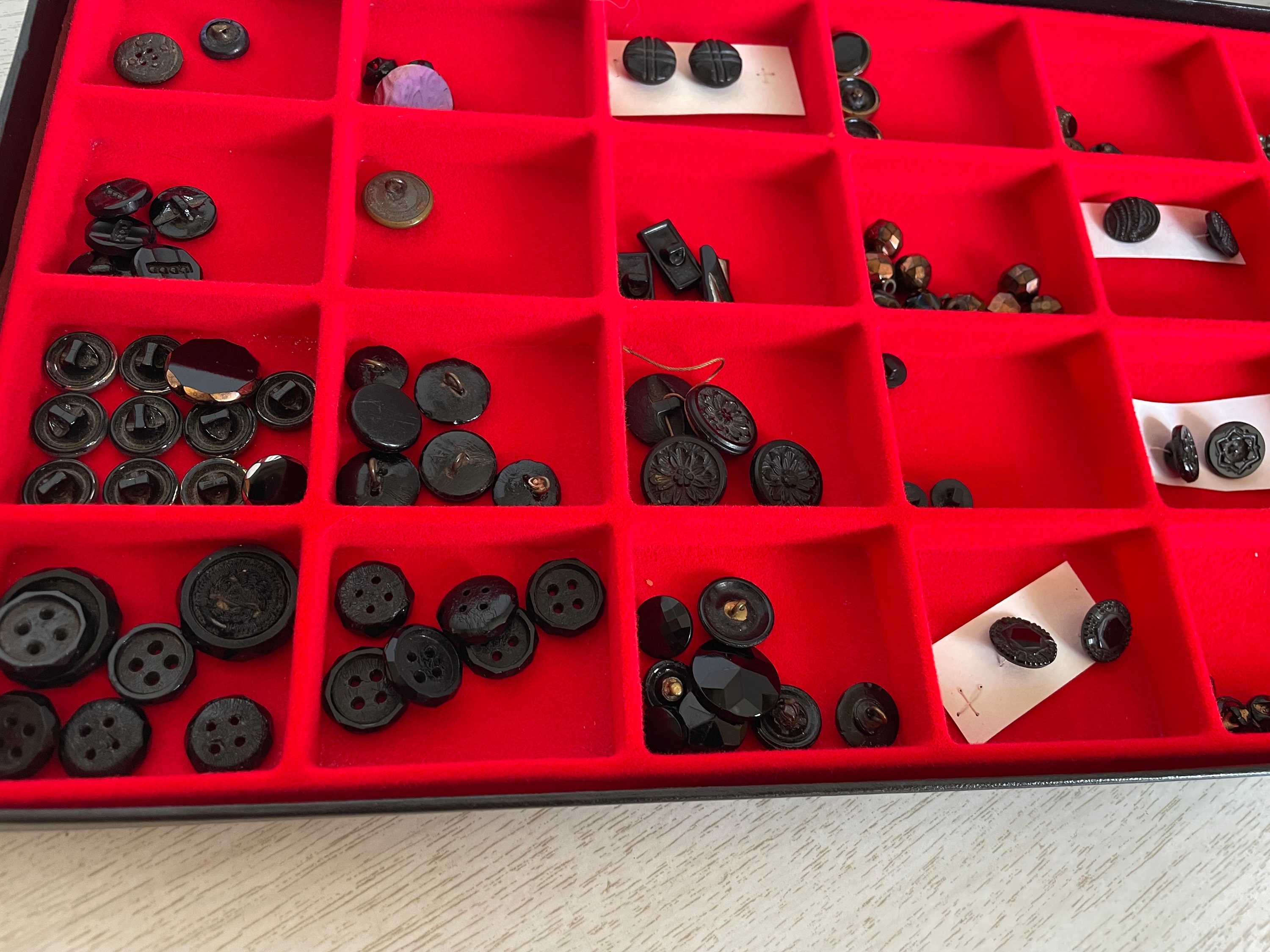 Lot De Plus De 100 Boutons Anciens Vintage - Occasion Fabriqué En Espagne