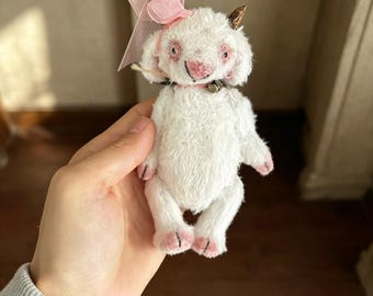 手縫いの手作り子羊人形、白とピンクの羊人形、関節可動式の羊の装飾、かわいい棚に座る人形、ピンクのリボンギフト、ホリデーデコレーションアート