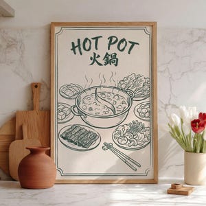 Pode incluir: Uma impressão artística emoldurada com um desenho de linhas verde-escuras de uma refeição de hot pot num fundo creme. O texto diz HOT POT e inclui caracteres chineses. A ilustração mostra uma panela dividida, acompanhamentos e pauzinhos.