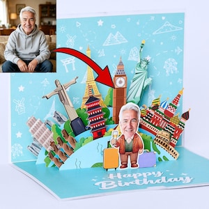 Könnte beinhalten: Eine Pop-up-Geburtstagskarte mit hellblauem Hintergrund und weißen Linienzeichnungen zum Thema Reisen. Die Karte zeigt 3D-Papierausschnitte weltweiter Wahrzeichen, darunter Big Ben, der Eiffelturm und die Freiheitsstatue, sowie eine Karikatur.