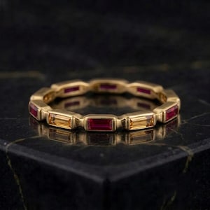 ルビーシトリンバゲットエタニティバンドリング、14Kイエローゴールドスタッキングリング、ミニマリストジェムストーンウェディングバンド、7月11月誕生石リング