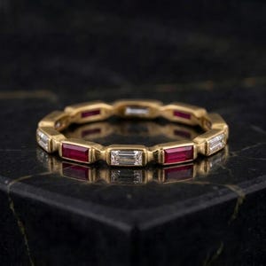 Bague éternité sertie de diamants rubis baguette, or jaune 14 carats, bague empilable, alliance minimaliste en pierre précieuse, bague de naissance de juillet pour femme
