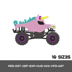 Peut inclure: Un dessin de camion monstre licorne rose avec des accents turquoise et jaunes. Le camion a de grandes roues noires avec des centres violets. L'image comprend le texte "10 SIZES" et "PES-DST-JEF-EXP-HUS-XXX-VP3-ART".