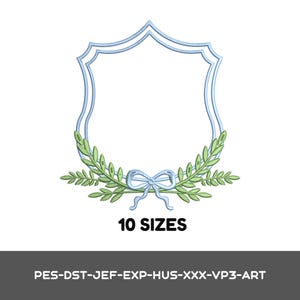 Könnte beinhalten: Ein Stickmuster mit einem hellblau umrandeten schildförmigen Rahmen, verziert mit grünen Lorbeerzweigen und einer hellblauen Schleife in der Mitte. Der Text 10 SIZES und PES-DST-JEF-EXP-HUS-XXX-VP3-ART steht unter dem grafischen Element.