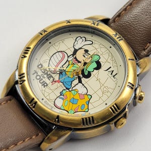 UNGETESTET – Vintage SEIKO JAL Disney On Tour Musikuhr von 1996, Mickey Mouse, Japan Quarz Ref. V621-0090 – Nur für Reparatur und Ersatzteile
