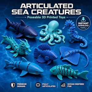 Può includere: Una collezione di giocattoli articolati stampati in 3D raffiguranti creature marine in tonalità blu e turchese, inclusi squali, un polpo, un cavalluccio marino, una razza e pesci. Testo: ARTICULATED SEA CREATURES, Poseable 3D Printed Toys.