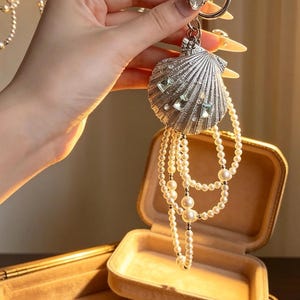 Colgante de borla de perlas y conchas plateadas con cristales brillantes, llavero accesorio para bolso con estética de sirena, adorno colgante para coche Coquette, regalo para amantes del océano