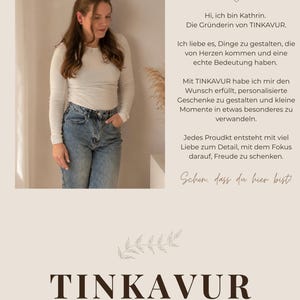 May include: A woman in a white long-sleeve shirt and blue jeans stands next to text that reads "&Uuml;ber mich" and "TINKAVUR". The text also says "Personalisierte Geschenke". The background is a light beige color.