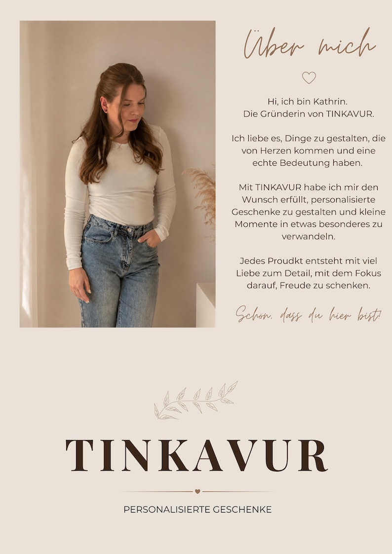 May include: A woman in a white long-sleeve shirt and blue jeans stands next to text that reads "&Uuml;ber mich" and "TINKAVUR". The text also says "Personalisierte Geschenke". The background is a light beige color.