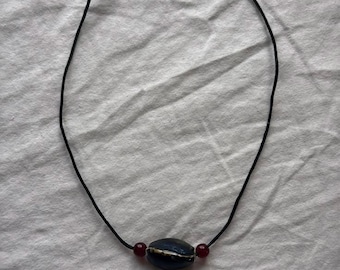 Blauwe keramische choker