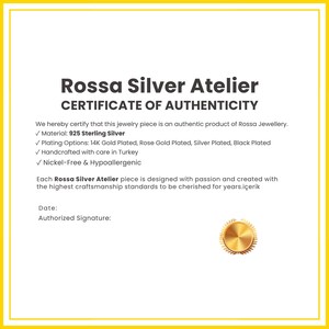 Puede incluir: Un certificado de autenticidad de Rossa Silver Atelier, con texto negro y un sello dorado. El certificado indica que la joya es de plata de ley 925, con opciones de chapado como oro de 14K y oro rosa, hecha a mano en Turqu&iacute;a.