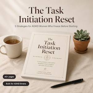 Op de afbeelding: Een boek getiteld The Task Initiation Reset: 5 Strategies for ADHD Women Who Freeze Before Starting, met 40+ pagina's, gebouwd voor ADHD-breinen. De kaft is crème met donkerbruine tekst, vergezeld van een witte mok, een vetplant en een zwarte pen.
