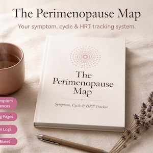 Może przedstawiać: Biała książka zatytułowana The Perimenopause Map z okrągłą grafiką, której towarzyszy długopis i kubek. Tekst na okładce brzmi The Perimenopause Map, Symptom, Cycle & HRT Tracker. Różowe etykiety wymieniają 50+ Symptom References, Tracking Pages, Pattern Logs oraz Prep Sheet.