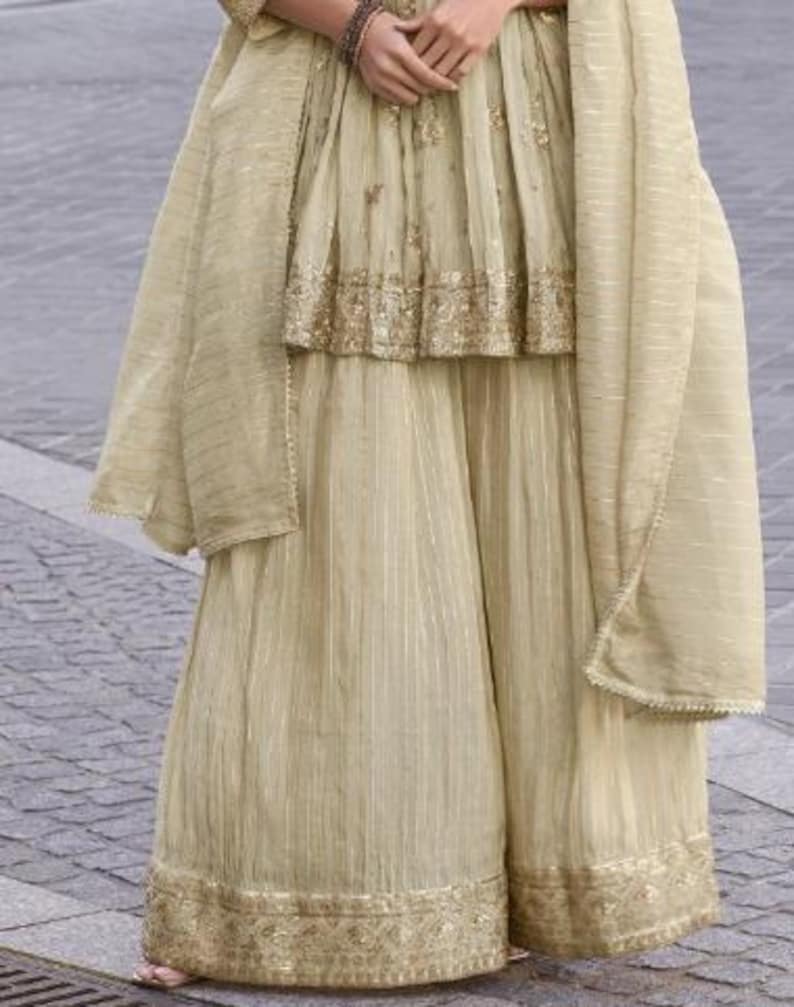 Simar R Ensemble palazzo rose pakistanais Simar, dupatta en mousseline brodée ...