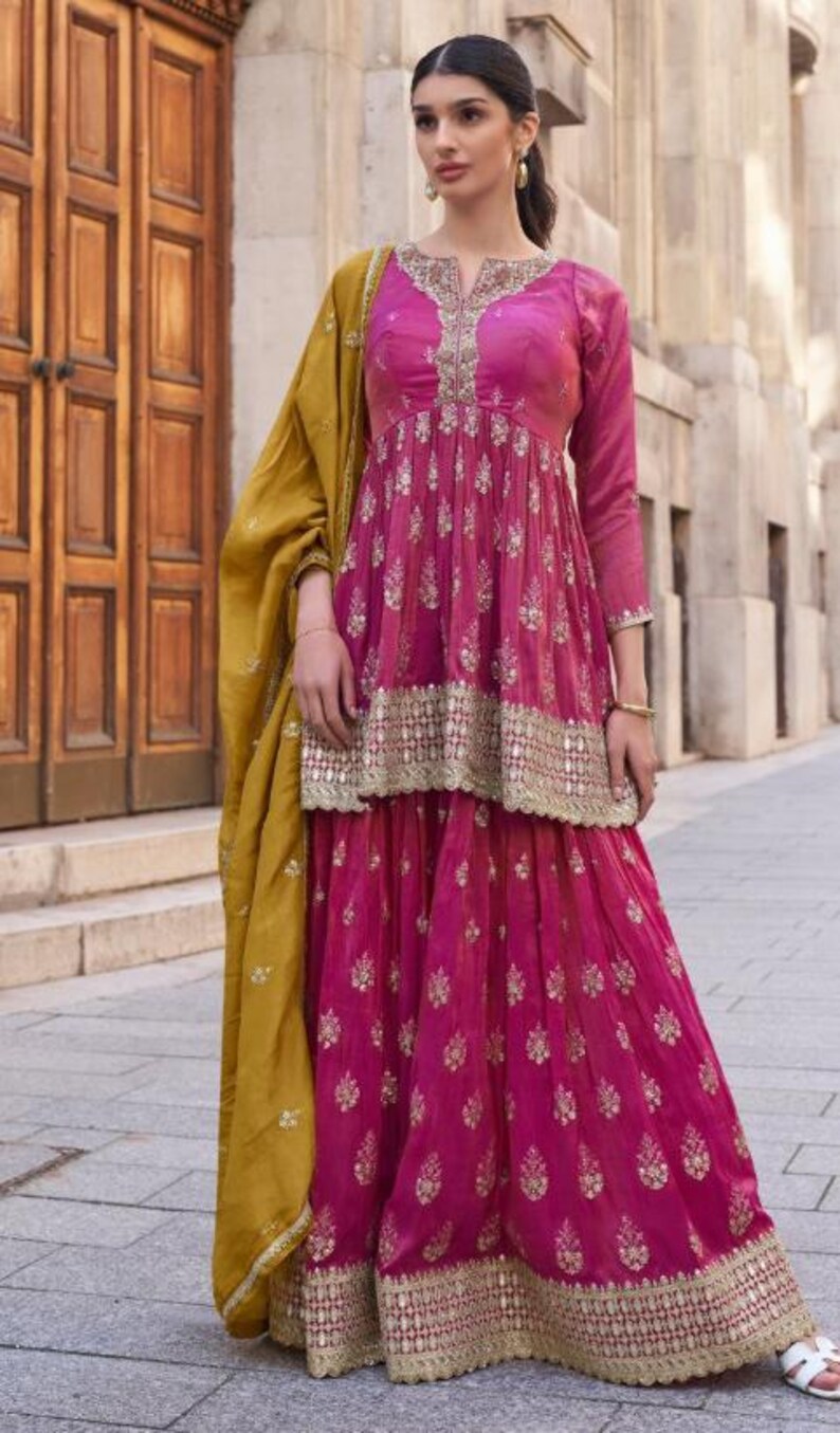 Simar R Ensemble palazzo rose pakistanais Simar, dupatta en mousseline brodée ...