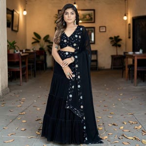 Conjunto de novia Lehenga Choli negro con volantes y bordados de lentejuelas, ideal para fiestas pakistaníes (3,5 m de vuelo).