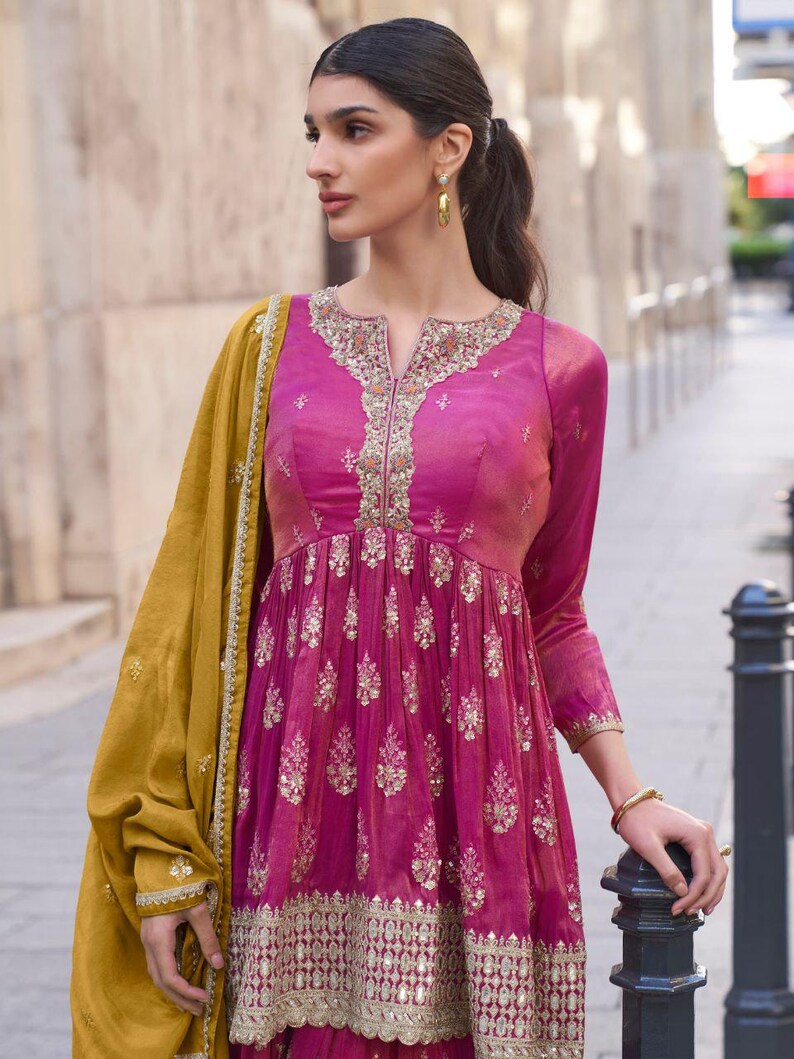 Simar R Ensemble palazzo rose pakistanais Simar, dupatta en mousseline brodée ...