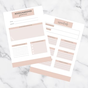 Könnte beinhalten: Zwei weiße Papierbögen mit einem Raum-Makeover-Planer-Design. Das obere Blatt hat den Text "ROOM MAKEOVER planner" und Abschnitte für Raum, Budget, Stil und DIY-Projekte. Das untere Blatt hat den Text "essentials" und Abschnitte für Raummaße, Farben und Akzentwände.