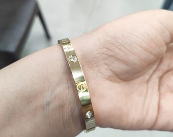 ゴールドのネジモチーフバングル、キュービックジルコニアクリスタルカフ、ミニマルな重ね付けブレスレット
