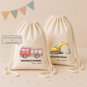 Può includere: Due sacche in tessuto color bianco sporco con chiusura a cordoncino. Una sacca presenta l'illustrazione di un camion dei pompieri rosso con il testo "WECHSELKLEIDUNG von: Leon". L'altra mostra un escavatore giallo con il testo "echselkleidung von: Leon".