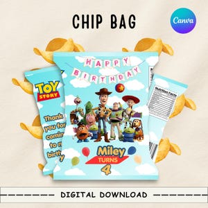 Puede incluir: Una bolsa de patatas fritas personalizada en azul claro con personajes de Toy Story como Woody, Buzz Lightyear y Jessie. El dise&ntilde;o incluye una pancarta de Happy Birthday, el texto Miley Turns 4, globos y una etiqueta de informaci&oacute;n nutricional.
