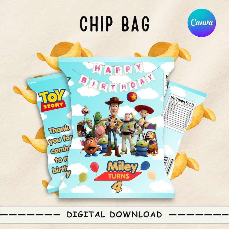Puede incluir: Una bolsa de patatas fritas personalizada en azul claro con personajes de Toy Story como Woody, Buzz Lightyear y Jessie. El dise&ntilde;o incluye una pancarta de Happy Birthday, el texto Miley Turns 4, globos y una etiqueta de informaci&oacute;n nutricional.