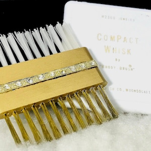 Spazzola per indumenti e custodia compatta Rhody Boy Whisk di Woonsocket Brush Co. 1940 Originale color oro con dettagli in strass Setole in nylon Da collezione