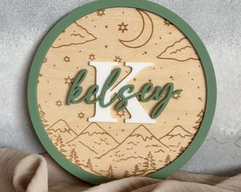 Babynaambordje met nacht- en bergthema, gepersonaliseerde houten babynaambordje met één letter en naam, kinderkamermuurdecoratie natuurthema