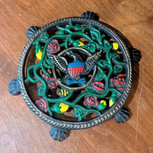 Vintage Hand-Painted WILTON Cast Iron Trivet – Patriotic Eagle & Heart Wreath, Mid-Century Americana Kitchen Decor