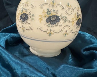 Pantalla de lámpara vintage de vidrio opalino, estampado floral azul de Abbigail Adams